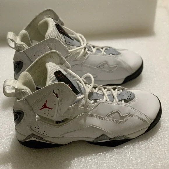 Jordan True Flight BG Size 7 Women 5.5 Youth color white, gray and red 💕 - Picture 4 of 5